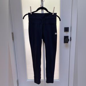 Vuori black everyday leggings size Small